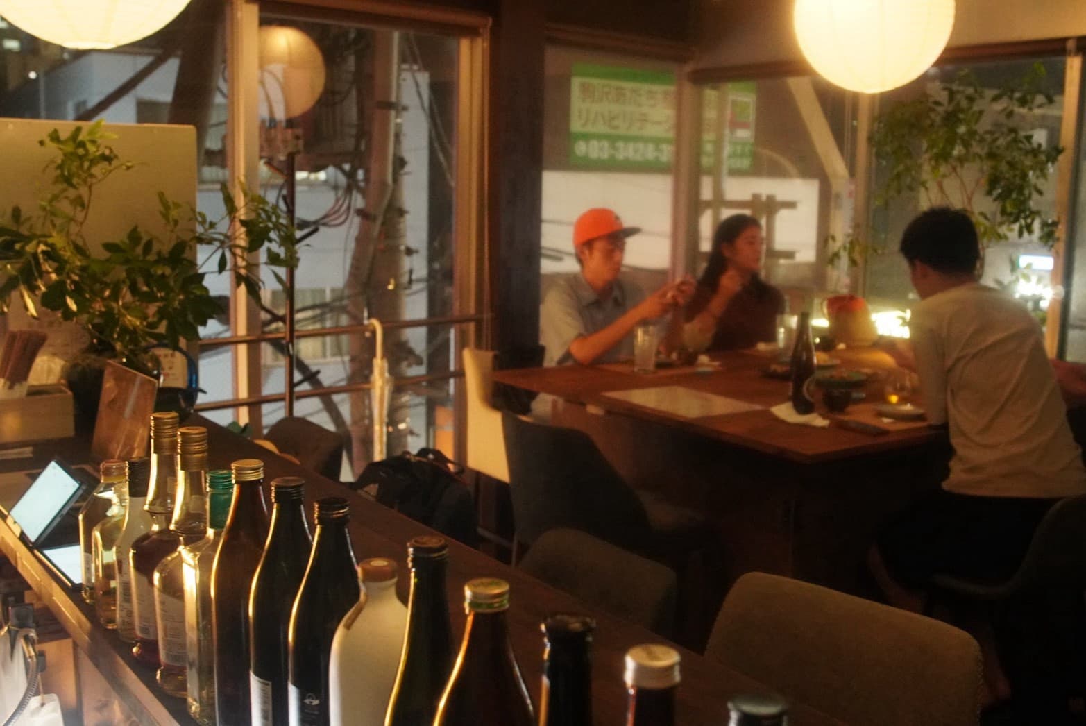 夕暮れの店内とカウンター